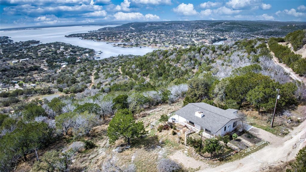 215 Coyote LN, Burnet, TX 78611