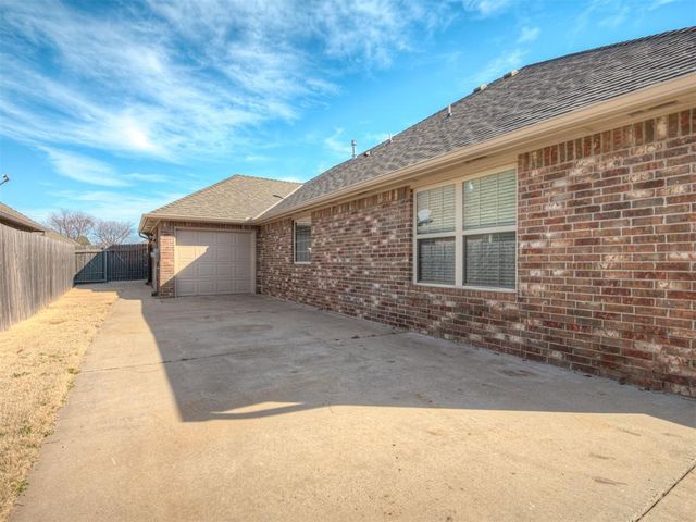4017 Acoma Drive, Moore, OK 73160