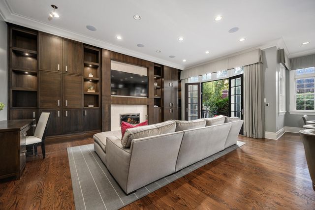 3752 N JANSSEN Street, Chicago, IL 60613