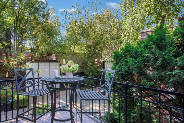 3752 N JANSSEN Street, Chicago, IL 60613