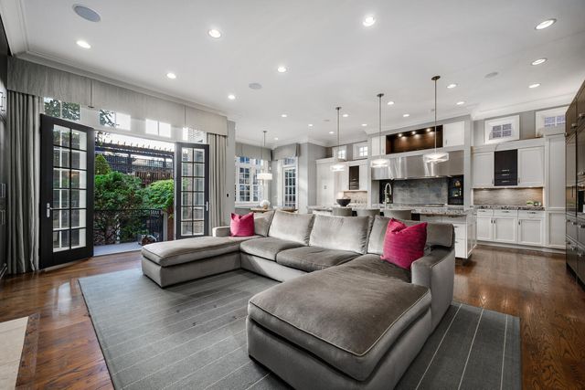 3752 N JANSSEN Street, Chicago, IL 60613