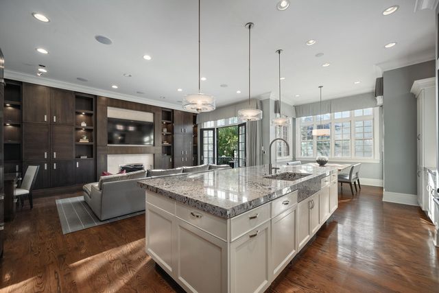 3752 N JANSSEN Street, Chicago, IL 60613