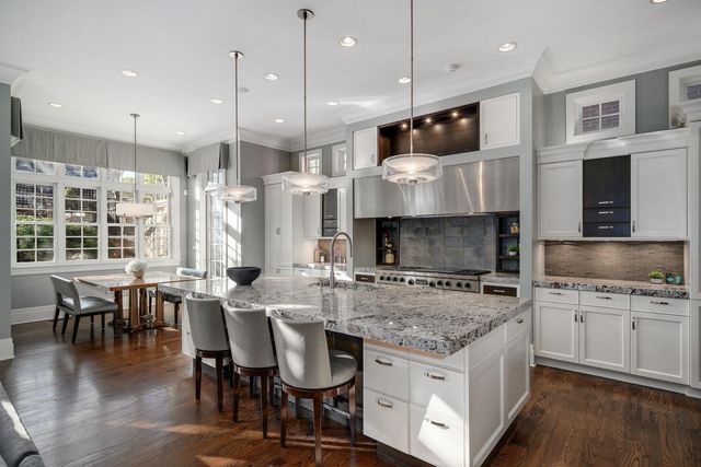 3752 N JANSSEN Street, Chicago, IL 60613