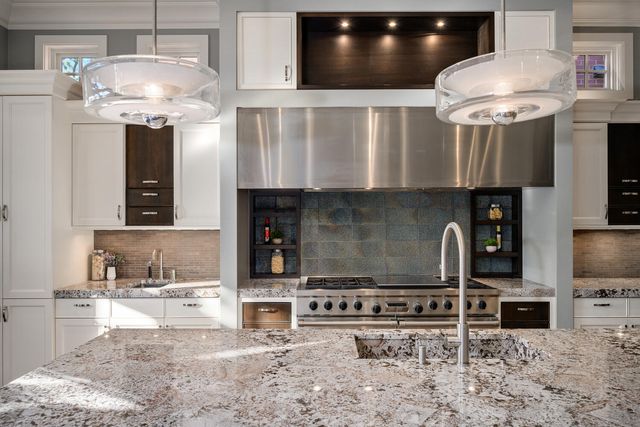 3752 N JANSSEN Street, Chicago, IL 60613