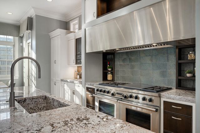 3752 N JANSSEN Street, Chicago, IL 60613