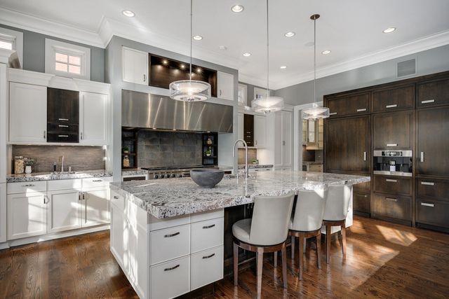 3752 N JANSSEN Street, Chicago, IL 60613