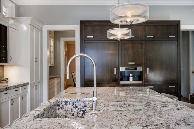 3752 N JANSSEN Street, Chicago, IL 60613