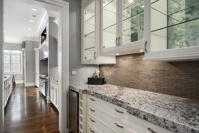 3752 N JANSSEN Street, Chicago, IL 60613