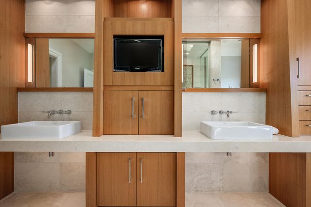 3752 N JANSSEN Street, Chicago, IL 60613