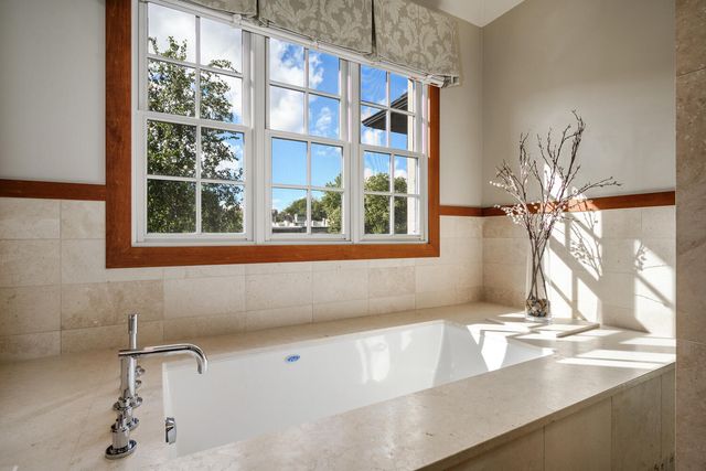 3752 N JANSSEN Street, Chicago, IL 60613