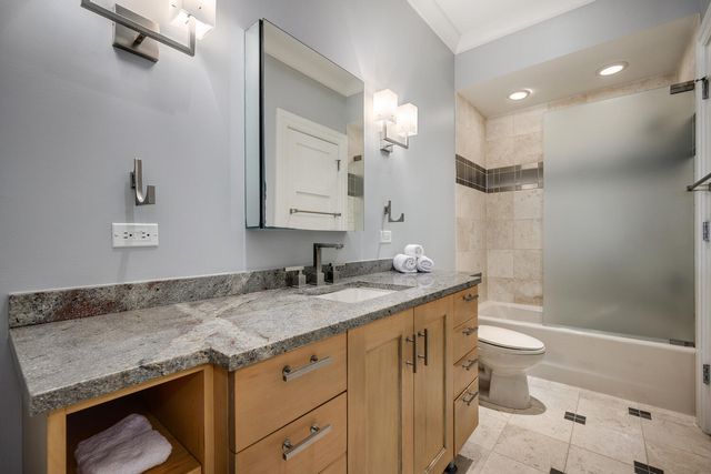 3752 N JANSSEN Street, Chicago, IL 60613