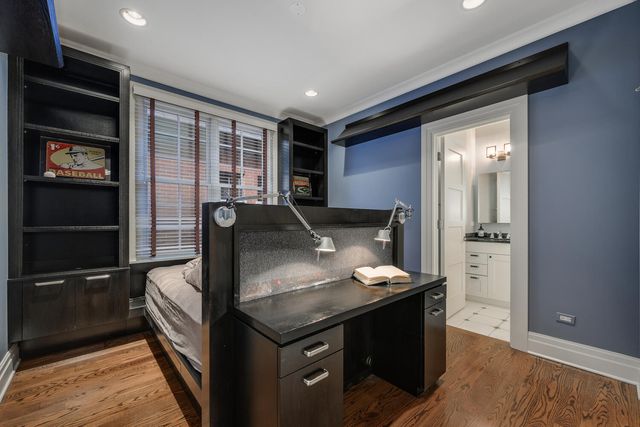 3752 N JANSSEN Street, Chicago, IL 60613