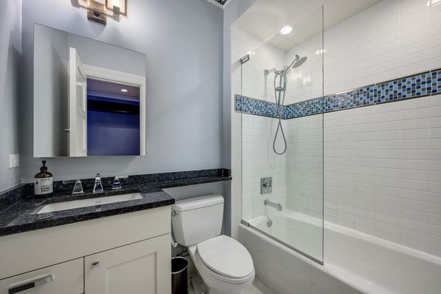 3752 N JANSSEN Street, Chicago, IL 60613