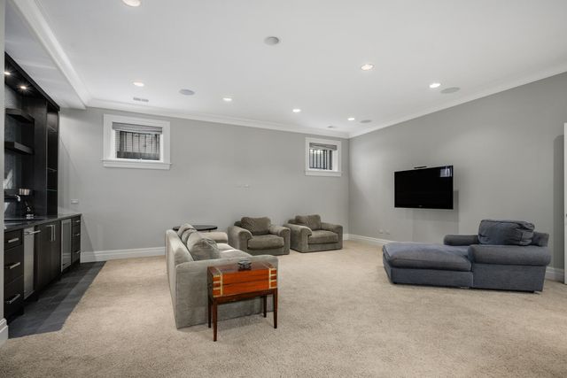 3752 N JANSSEN Street, Chicago, IL 60613