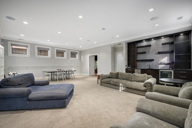 3752 N JANSSEN Street, Chicago, IL 60613