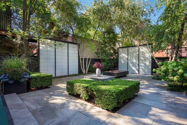 3752 N JANSSEN Street, Chicago, IL 60613