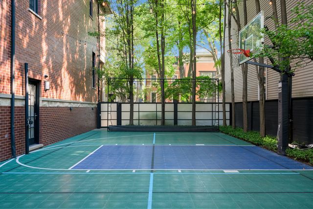 3752 N JANSSEN Street, Chicago, IL 60613