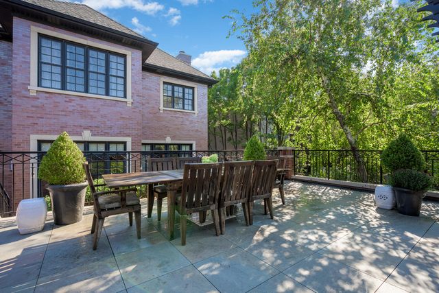 3752 N JANSSEN Street, Chicago, IL 60613