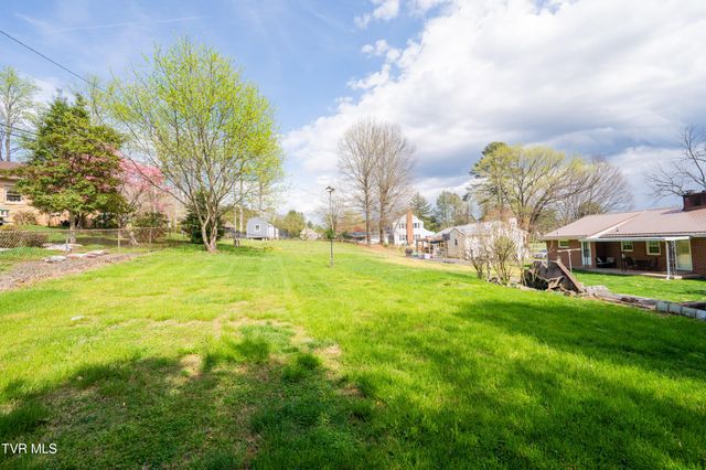2000 Lee Highway, Bristol, VA 24201