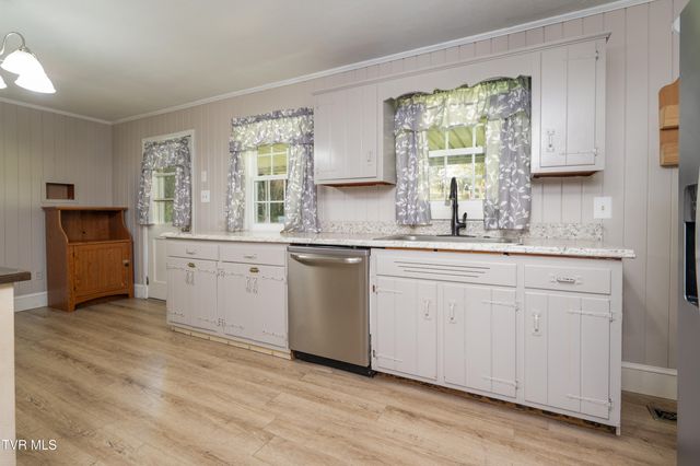 2000 Lee Highway, Bristol, VA 24201