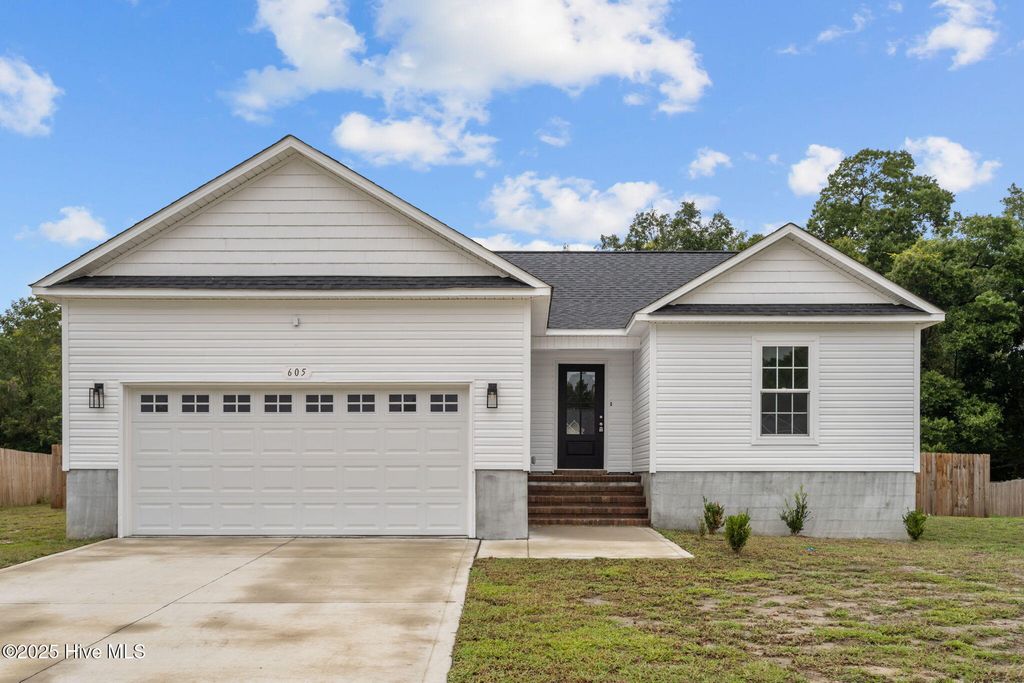 605 Sonata Court, Richlands, NC 28574