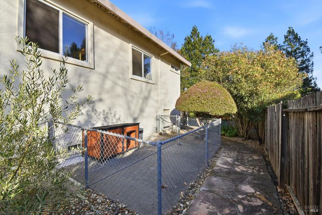 5828 Owl Hill Ave, Santa Rosa, CA 95409