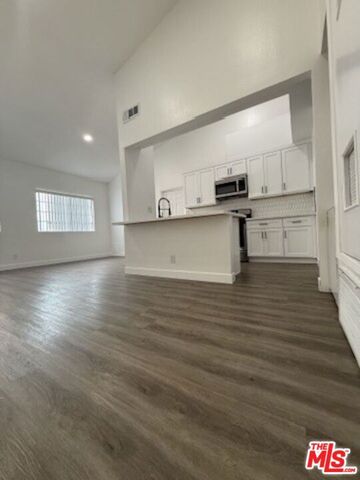 621 N Bronson Avenue 201, Los Angeles, CA 90004