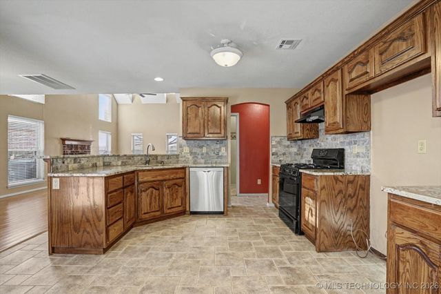 1601 E Holly Avenue, Sand Springs, OK 74063