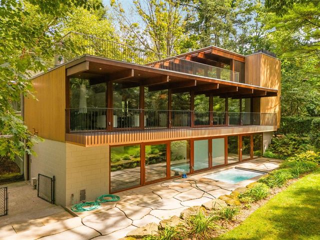1030 Spruce Drive, Ann Arbor, MI 48104