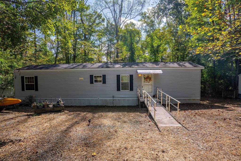 105 Whisperridge Court, Moneta, VA 24121