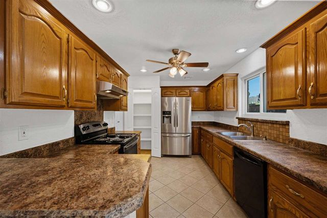 6808 NW Surreywood Cir, Lawton, OK 73505