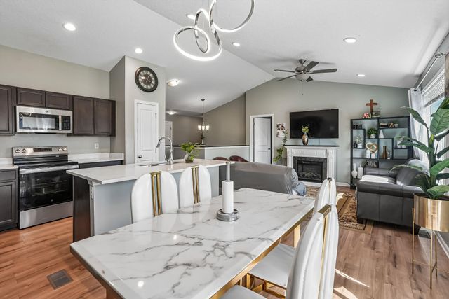 2371 Shadow Creek Circle, Des Moines, IA 50320