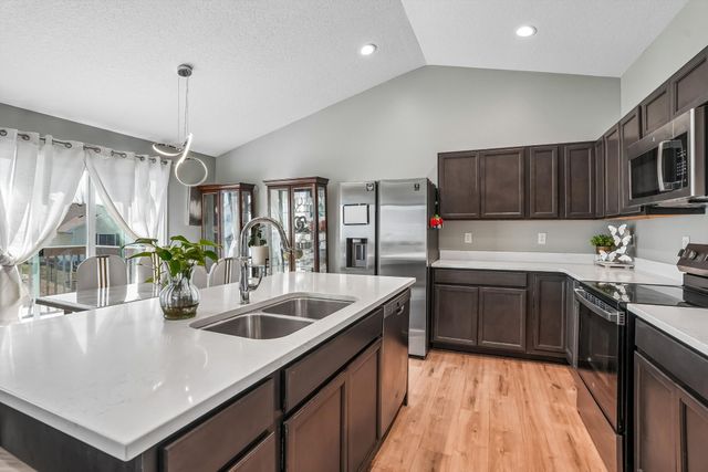 2371 Shadow Creek Circle, Des Moines, IA 50320