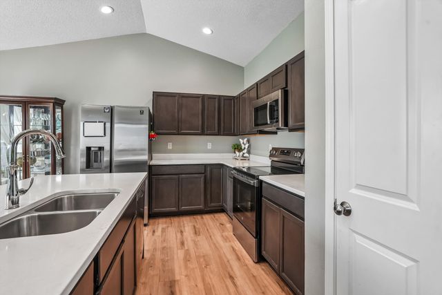 2371 Shadow Creek Circle, Des Moines, IA 50320