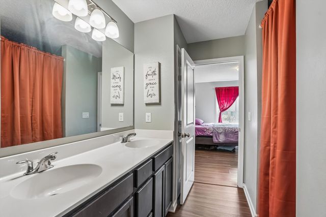 2371 Shadow Creek Circle, Des Moines, IA 50320