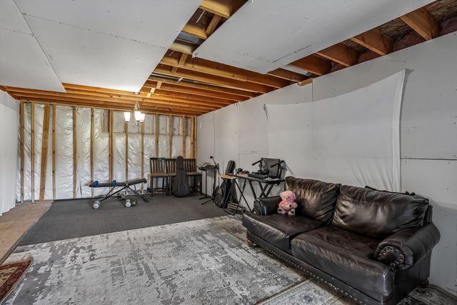 2371 Shadow Creek Circle, Des Moines, IA 50320