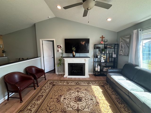 2371 Shadow Creek Circle, Des Moines, IA 50320