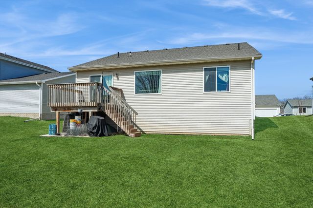 2371 Shadow Creek Circle, Des Moines, IA 50320