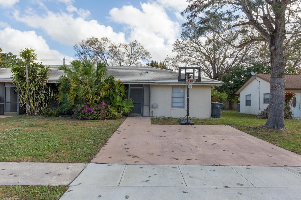 1348 Riverside Circle, Wellington, FL 33414