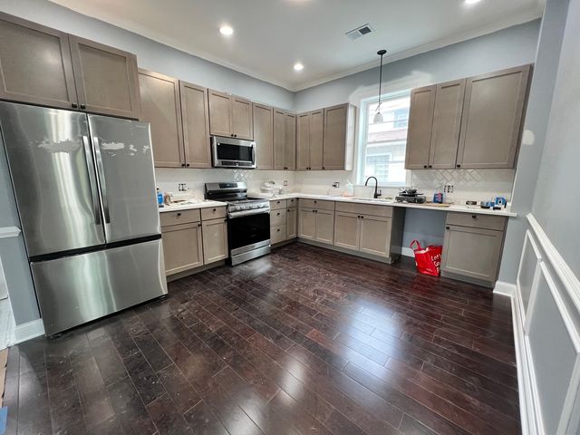 600 N Pine Avenue, Chicago, IL 60644