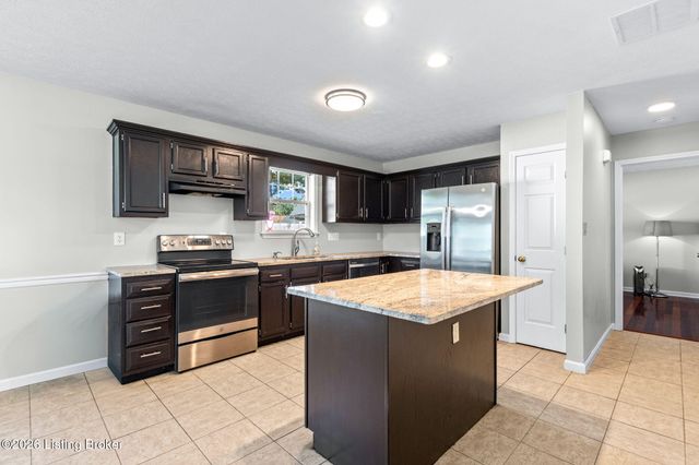 4600 Wooded Oak Cir, Louisville, KY 40245