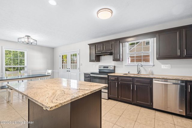 4600 Wooded Oak Cir, Louisville, KY 40245