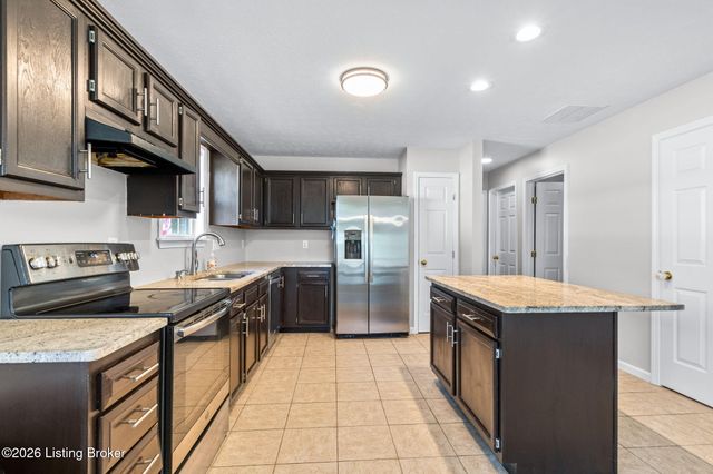 4600 Wooded Oak Cir, Louisville, KY 40245
