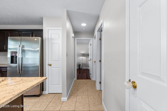 4600 Wooded Oak Cir, Louisville, KY 40245
