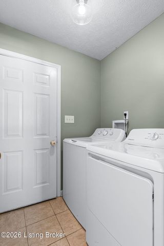 4600 Wooded Oak Cir, Louisville, KY 40245