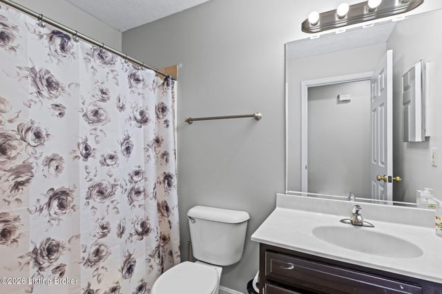 4600 Wooded Oak Cir, Louisville, KY 40245
