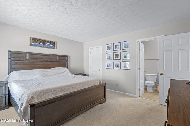 4600 Wooded Oak Cir, Louisville, KY 40245
