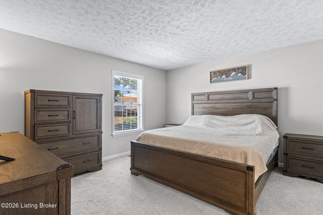 4600 Wooded Oak Cir, Louisville, KY 40245