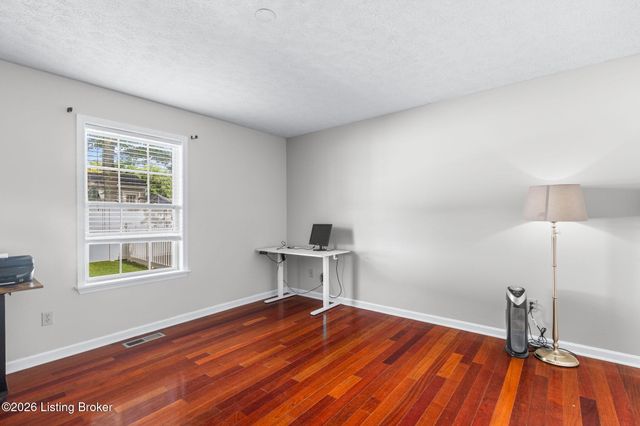 4600 Wooded Oak Cir, Louisville, KY 40245