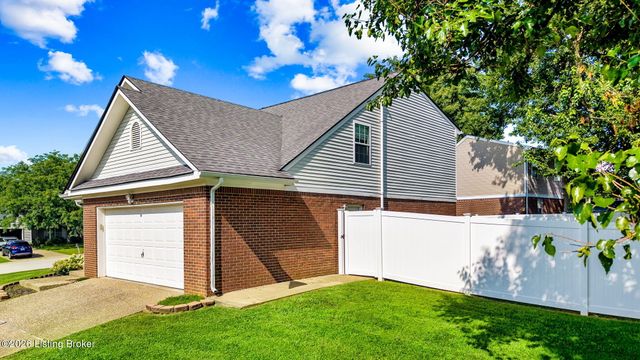 4600 Wooded Oak Cir, Louisville, KY 40245